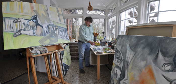 Bild: Michael Zabe in seinem Atelier (Panoramaaufnahme)